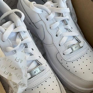 Oanvända air force - Säljer ett par helt oanvända air force 1, pga fel storlek. 