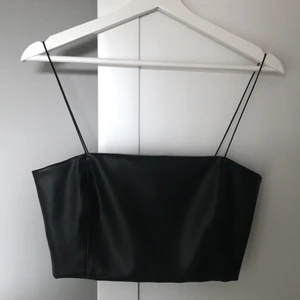 Fest topp - Fest topp i skinnimitation, med tunna band. Från zara i storlek S 