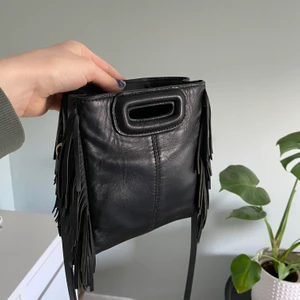 Svart maje väska  - Säljer denna fina maje väska som jag köpte i julas❤️Den är använd mycket sedan dess men eftersom väskan är i superbra material så är den fortfarande i mycket bra skick!! Inga hål eller så!HÖGSTA BUD: 850kr!