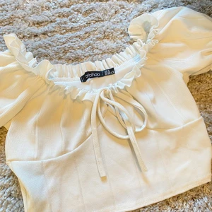 Gullig topp perfekt till sommaren - Fräsch, inga fläckar eller defekter. Väldigt fin och skonsamt använd. Bjuder på frakten i vanlig ordning 🤍 (har svart bh under)