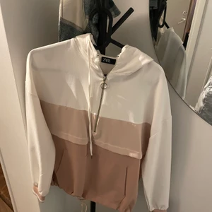 Hoodie - En svin snygg tröja/hoodie i ett tunnare material med en halv dragkedja i silver, tröjan är vit upptill och övergår sedan i en ljus rosa och sedan en något mörkare💛Jag köpte tröjan förra året men har aldrig riktigt kommit till användning💛Den är precis som ny. 