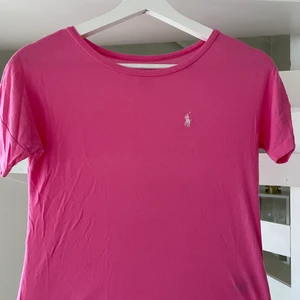 Tshirt från Ralph Lauren i fin kvalitet - Fin tshirt i skönt material från Ralph Lauren.fint skick.Endast 80 kr.