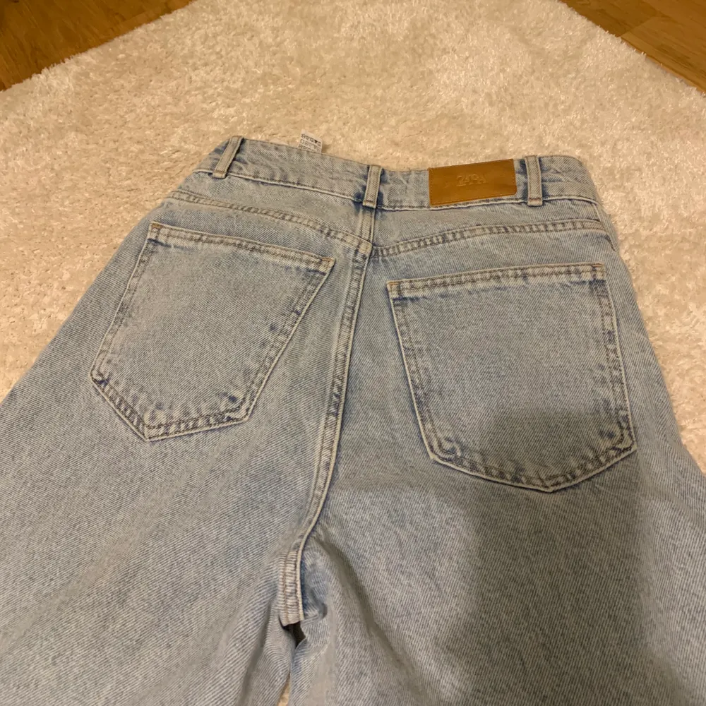 Säljer dessa snygga jeans ifrån Zara då de ej kommer till användning. Skriv privat för fler bilder!💜✨. Jeans & Byxor.