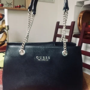 GUESS väska - Jättefin väska från GUESS endast använd två gånger. Nypris 1400kr. Säljer pga kommer inte till användning