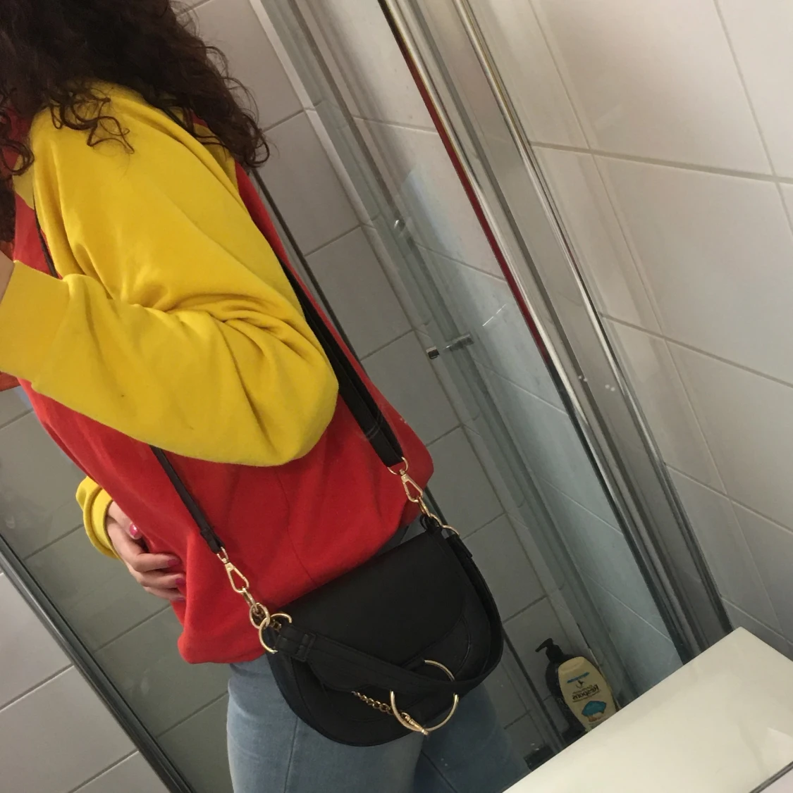 Söt väska med gulddetaljer  - 90