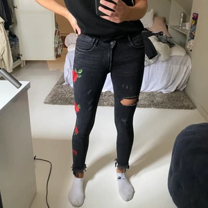 Zara jeans med rosor på - Zara jeans i storlek 34 med broderade rosor på