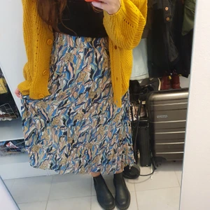 Kjol  - Superhärlig kjol med leoparder på. Storlek S men passar M också . kommer från monki