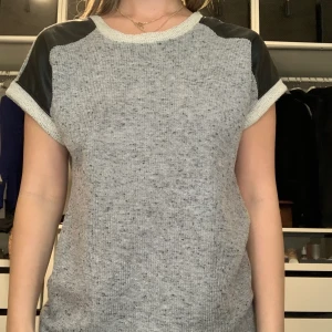 Topp - Topp/T-shirt med läder vid axlarna 