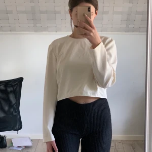Blus/tröja - Tröja från Zara i storlek L men funkar för alla andra storlekar under det också, jag är xs/s  Kan gå ner i pris vid snabb affär!❤️
