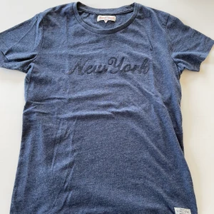 Blå tröja - Använd flera gånger, vet inte vart den är köpt. Bra skick på tröjan