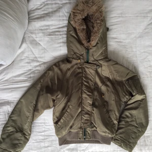 Mörk grön jacka  - Super fin jacka, köpt på humana! Fin kvalite, när jag köpte den var dragkedjan sönder så jag sydde ditt en ny son funkar super!kommer inte till användning längre:/ den har super cool hög krage och liknar canada goose jackor väldigt mycket!