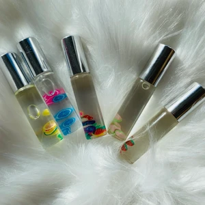 Läppoljor - Söta läppoljor med doft av jasmin. De har en applikator gjort av en metallkula. Jag Säljer läppglans,läppoljor och läppskrubbar som även går att beställa på min Instagram by_butterflygloss! Innehåller vitamin E olja, grapeseedoil och kokosolja för att mjukgöra läpparna. Jag har varit väldigt noggrann med hygienen vid produktionen av dessa: uppsatt hår, tvättade tuber, handskar och spritad yta etc! Läppglanset känns väldigt mjukt på läpparna. De  kostar 30kr st. Gåva medföljer vid köp💕 Jag samfraktar gärna!