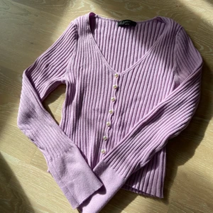 Kofta  - Köpt för 200 men säljer för 100, aldrig använd ❤️ är i storlek M och är sann i storleken, är stretchig så passar både större och mindre ❤️ 