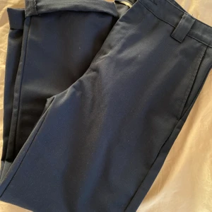 Carhartt chinos - Kostymbyxor/chinos från carhartt i mörkblå färg. Strl 40 | använda fåtal gånger | går att ha medelhögt i midjan även på höfterna | frakt tillkommer