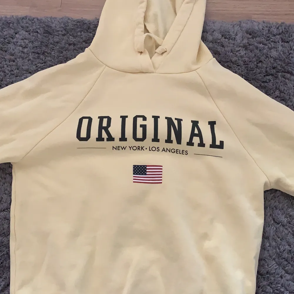 En gul hoodie med tryck, köpt för 300 kr. Bra skick och mjuk på insidan. Använder aldrig längre                    Köpare står för frakt. Hoodies.