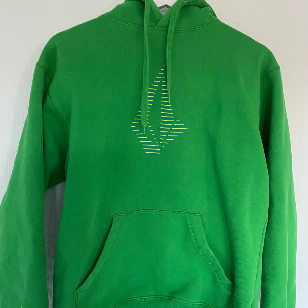 En skön grön hoodie från märket Volcom. Bra skick. Köparen står för frakt.               Ny pris: 700kr  . Hoodies.