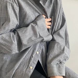 Rutig skjorta - Gullig skjorta som tyvärr inte kommer till användning 🥺 köpt second hand men i väldigt fräscht skick. Storlek L, såhär sitter den på mig som är en xs-s! Kan mötas på Södermalm i Stockholm eller posta, isåfall står köparen för frakt! 