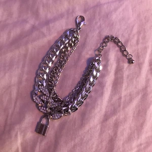 Armband  - Armband med 3 kedjor. Tillhörande halsband finns om du vill ha det med.