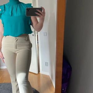 Blå/grönt linne med volang - Säljer en blå/grön blus med volang. Den är i storlek 36 och säljs för 70kr+frakt