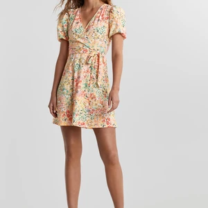 Wanja wrap dress - Sommarklänning från ginatricot, köpt förra sommaren och använd endast 1 gång, inte min stil