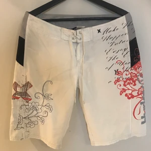 Badshorts/shorts dam Hurley stl 7 - Vita mönstrade Hurley badshorts/shorts, fint skick
