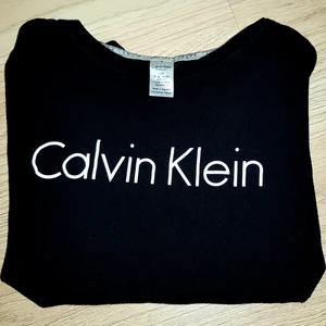 Calvin Klein T-shirt  - Använd men bra och fint skick, inga slitningar eller dylikt. Liten i Storlek passar S-M typ.💕 BUD, HÖJ MED MINST 20 KR 💕