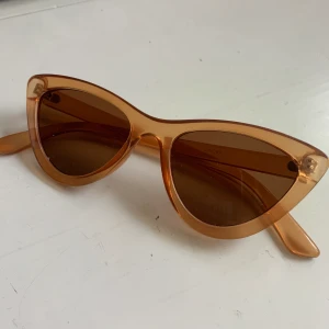 Solglasögon  - Solglasögon, från lindex. Fint skick, inga repor. 50kr inklusive frakt. 