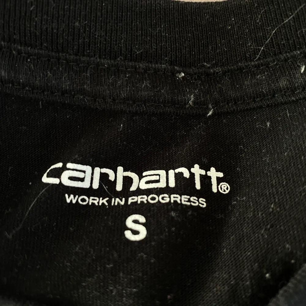 Svart carhartt tshirt i svart med ficka och märke på bröstet | strl S | använd men bra skick | passar en M | frakt tillkommer.. T-shirts.