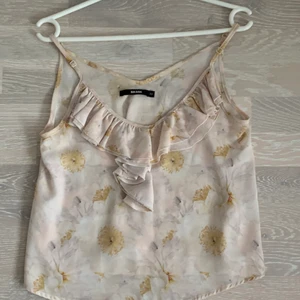 Blommig topp från bik bok i storlek XS  - Jag säljer min blommiga topp från bik bok i storlek XS, jag tycker själv att den är lite stor för att vara XS men den sitter ändå bra på mig som är 165 cm lång.