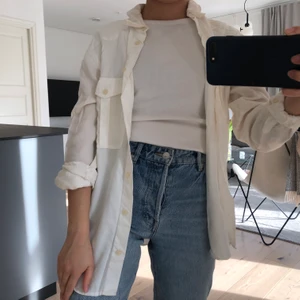 Flowy skjorta  - Vit skjorta i jätteskönt och luftigt material! Storlek XS.            FRAKT ÄR INKLUDERAT I PRISET 🌼