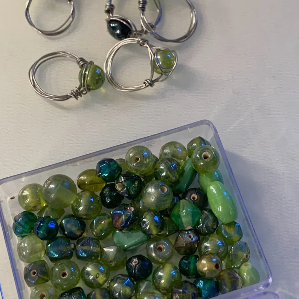 Trendiga silvriga ringar med gröna pärlor! Olika designer och storlekar finns🥰 pris varierar från 19-29 kr! (Få finns kvar!)🌲💚✨. Accessoarer.