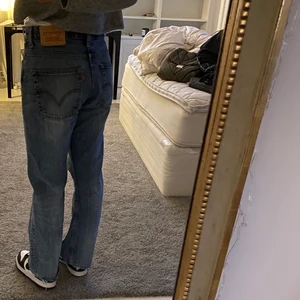 Levi’s vintage jeans, lågmidjade - Osäker om jag vill sälja, köpte på humana💚🖤