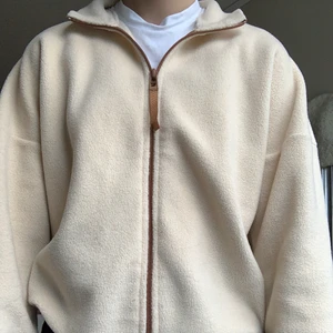 Zip up tröja - Supermysig beige zip up tröja med bruna detaljer, jätteskönt fleecetyg 😆 kommer ifrån Gina Tricot, strl xxs skulle säga lite oversized men inte jätte 😙 (70+frakt), har en likadan fast grön!