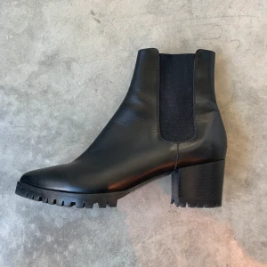 Whyred boots - Säljer mina snyggaste skor som är en stl för små för mig. Perfekt höjd på klacken och ”traktorsula” men ändå väldigt nätta! Spetsig tå. Nästan i nyskick eftersom jag snabbt insåg att jag inte kunde använda dem. Köpta slutet av 2019. 37 men kan även passa 38. 