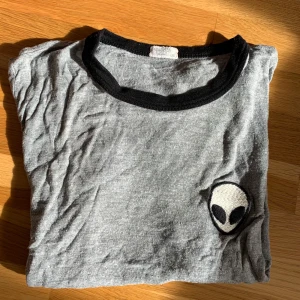 T-shirts  - Säljer denna tröja från Brandy Melville. Länge sen den användes och är i väldigt bra skick. 💗💗 skriv för fler bilder!