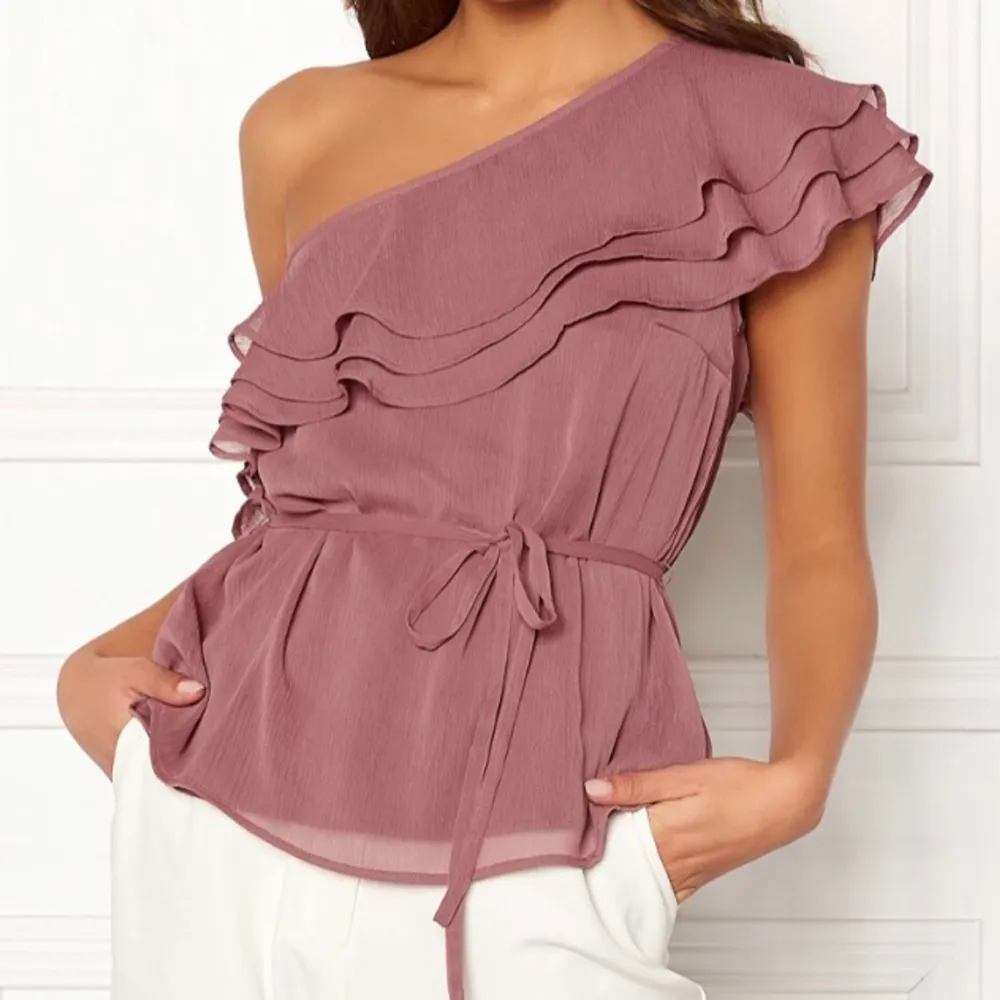 Asfin one shoulder top från Carolina Gynning❤️ använd fåtal gånger, köpt för 349❤️ första bilden är lånad från hemsidan och det är samma som på bilden fast annan färg, andra bilden är rätt färg❤️ storlek 34 men passar xs-m skulle jag påstå❤️. Toppar.