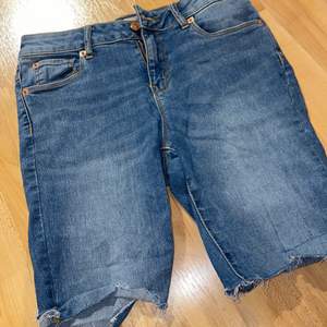 Ett par längre jeansshorts från Primark strl XS. Kommer aldrig till användning.