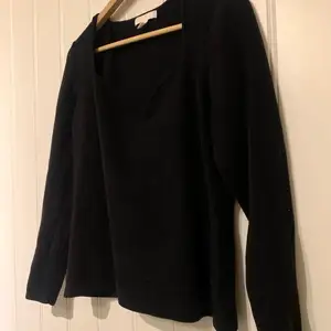 Säljer min fina svarta tröja som jag investerade i November som bara har legat i garderoben än så länge. Känner inte det är riktigt min stil så därför säljer jag den nu. Inga defekter. Sitter på extremt fint och är själv 162 strl M-L<3 Frakt tillkommer