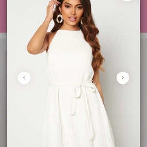 Studentklänning  - Säljer denna jättefina klänning från bubbelroom. Endast testad så lappen sitter kvar. Köpt för 550kr. Pris kan diskuteras 💕 skriv för fler bilder