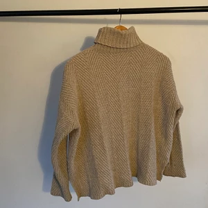 Polo stickad tröja  - Vid köp av produkt: 1. Skicka meddelande med: - Namn - Adress och postnummer - Tel och mail 2. Swisha  3. Paketet postas till dig!