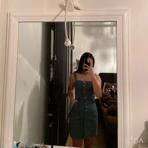 Denim klänning från H&M  - Säljer denna super söta klänningen från hm som är denim och sitter därför ganska tajt vilket gör att den verkligen gör så att kroppen ser ut som en ⏳. Klänningen har två fickor och även justerbara band så om det sitter gör tajt kan man alltid ändra. Har knappas använt den så den är i jätte bra skick!… ops, köparen står för frakten. 