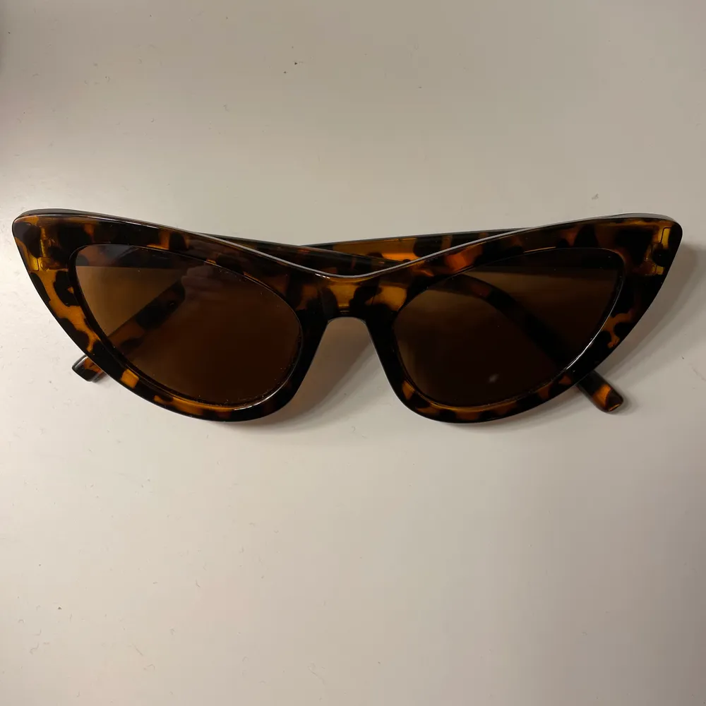 Ett par kattiga solglasögon från ginatricot! Säljer dem för 15kr❤️. Accessoarer.