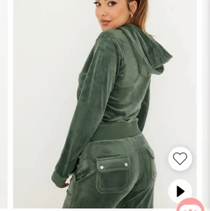 Juicy couture byxor - Hej ja vill byta mina juicy byxor mot ett par som är gröna som på bilden eller mörk blåa som är storlek xxs nu har jag xs o den är lite för stora så skulle vilja ha xxs hör av er för mer bilder❤️