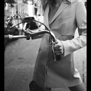 Kavajklänning från Zara - Supersnygg slutsåld lila/rosa kavajklänning från zara, aldrig använd och prislapp kvar!