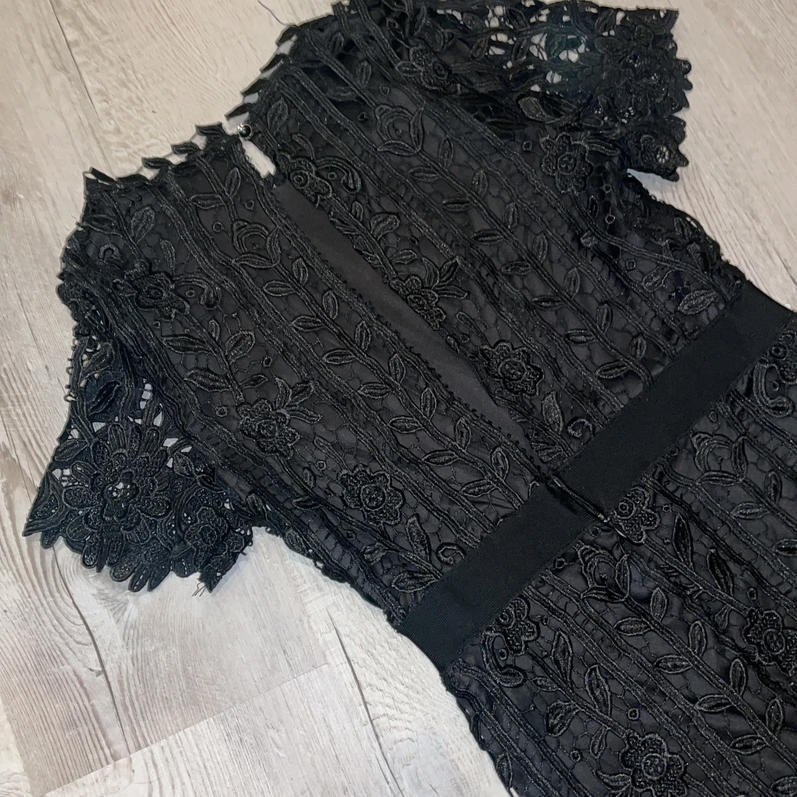 Figursydd spetsklänning med öppen rygg - 90