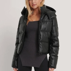 Nakd jacka  - Svart jacka med luva från NAKD säljer då den inte kommer till användning. Endast använd fåtal gånger så i fint skick! Nypriset är 659kr💓