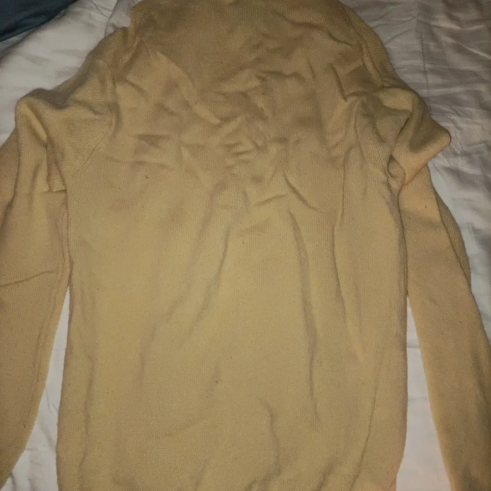 Fin GANT Sweatshirt i använt skick med lite slitage men inga hål eller liknande. (Bomulls material). Tröjor & Koftor.