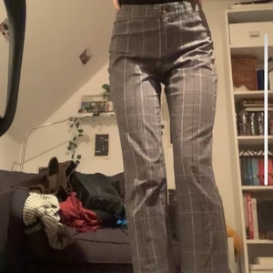 Abercrombie & Fitch gråa byxor - Supersköna rutiga kostymbyxor köpta på Abercrombie & Fitch i USA för två år sen✨✨ Tyvärr lite korta för mig som är drygt 170🥲 Säljer även ett par byxor i samma modell men i annat mönster!! Köp båda för 200kr + frakt eller ett par för 120kr🤩