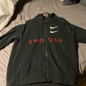 Nike zip hoodie - Säljer en jättefin zip-hoodie som jag har vuxit ur, och nu hänger den bara i garderoben. Skicket är 8/10 och har endast använts 2-3 gånger. Tröjan köptes för runt 500kr på intersport.                                                                             Köparen står för frakt.                                                                                Släng iväg ett meddelande om du är intresserad🙌🤝