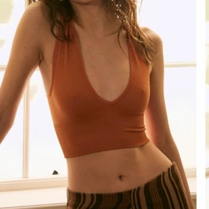 Urban outfitters topp i chocolate färg  - Super fin topp från UO, OBS färg chocoloate som ni ser på sista bilden 🤎 inte använd, bara testat 🤎 storlek M men skulle lätt passa någon som har S också ✨